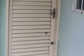 Marca de tiro em porta de quitinete onde Thiago estava ficando. (Foto: Marcos Maluf)
