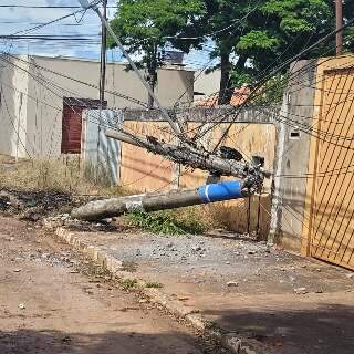 Caminh&atilde;o-cegonha derruba poste e deixa casas da regi&atilde;o do Guanandi sem energia