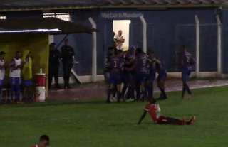 Jogadores comemoram o gol de Leonardo Almeida, em partida contra o Comercial. (Foto: Reprodução/Eleven Sports)