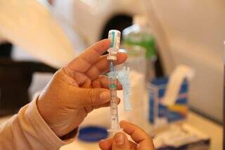 Profissional de saúde manipula uma dose de vacina. (Foto: Kísie Ainoã)