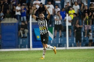 Johnny comemora o gol do Operário. (Foto: Vinícius Eduardo)