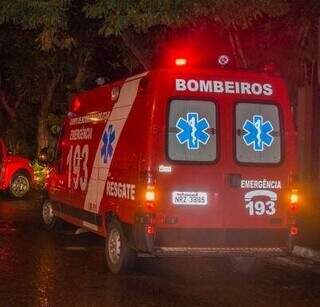 Motorista fura sinal, provoca acidente com motocicleta e foge