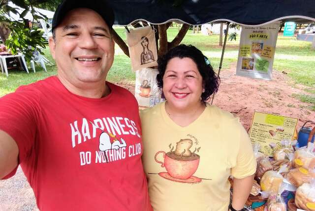 Uni&atilde;o de talentos virou p&atilde;o caseiro recheado e blusas cheias de arte