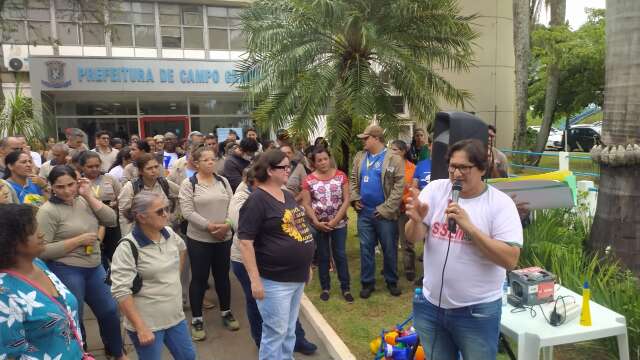 Vereador leva servidores para protestarem por aumento em frente &agrave; Prefeitura