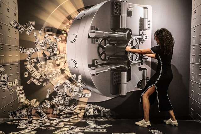 Maior museu de ilusão diverte com física que rende fotos malucas