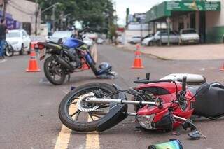 Motos envolvidas em acidente na Avenida das Bandeiras. (Foto: Marcos Maluf)