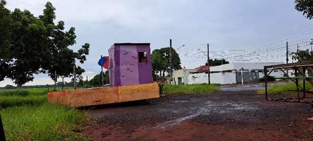 Morador encontra carro aleg&oacute;rico abandonado em terreno baldio