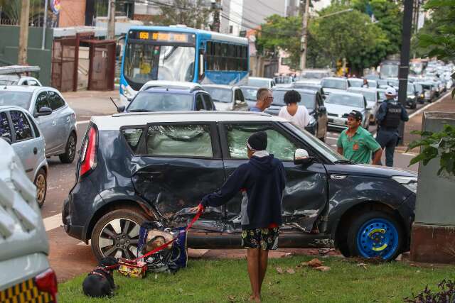Colis&atilde;o entre ve&iacute;culos provoca congestionamento na Avenida Afonso Pena