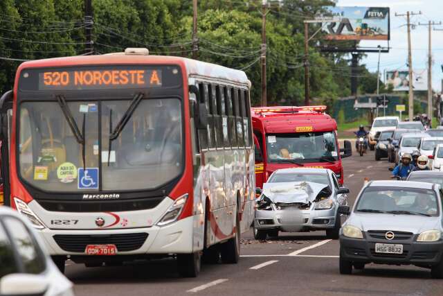 Motorista b&ecirc;bado &eacute; preso ap&oacute;s colidir em &ocirc;nibus na Avenida Ministro Jo&atilde;o Arinos