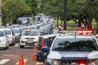 Colis&atilde;o entre ve&iacute;culos provoca congestionamento na Avenida Afonso Pena