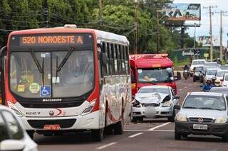 Motorista b&ecirc;bado &eacute; preso ap&oacute;s colidir em &ocirc;nibus na Avenida Ministro Jo&atilde;o Arinos
