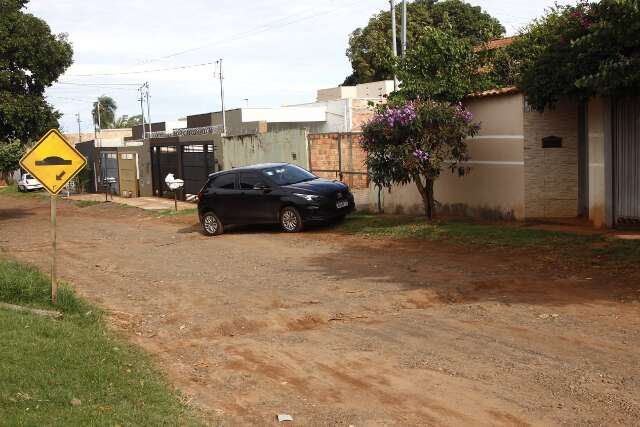 Morador instala placa e quebra-molas por conta pr&oacute;pria     