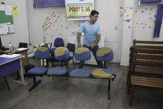 Conselheiro mostra cadeiras para atendimento no Conselho Tutelar Sul. (Foto: Paulo Francis) 