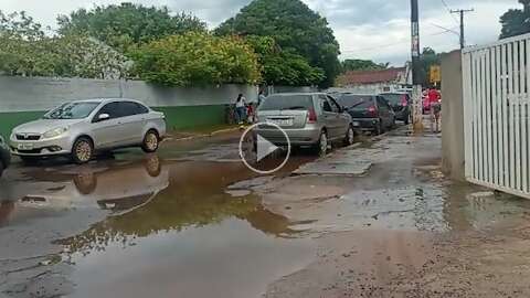 Pai reclama de po&ccedil;a de &aacute;gua gigante em frente &agrave; escola municipal 