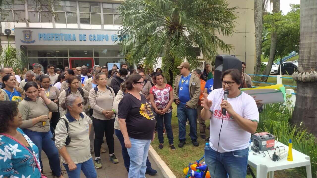 Vereador leva servidores para protestarem por aumento em frente à Prefeitura