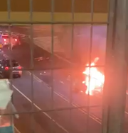 Após colisão, motocicleta pega fogo e explode na Rua Ceará