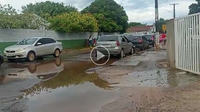 Pai reclama de po&ccedil;a de &aacute;gua gigante em frente &agrave; escola municipal 