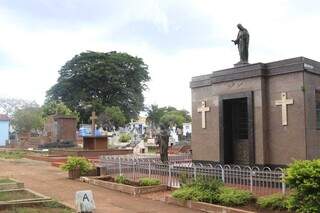 Túmulos do Cemitério Santo Antônio. (Foto: Alex Machado)