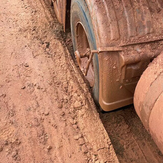 Roda de caminhão presa na lama. (Foto: Direto das Ruas)