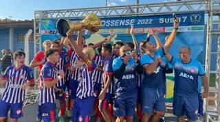 Meninos do Instituto Aefa celebram título estadual (Foto: Divulgação)