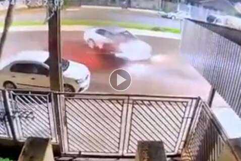 Durante racha, dois jovens morrem após colisão com carro; veja vídeo