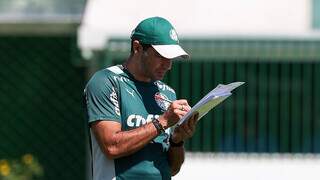 Abel Ferreira, técnico do Palmeiras, faz anotações durante treino (Foto: Divulgação)