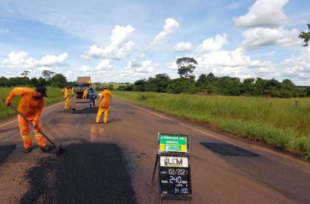 Ap&oacute;s chuvas, rodovias passam por servi&ccedil;o de tapa-buracos e limpeza