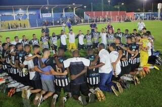 Jogadores do Operário reunidos após classificação na Copa do Brasil (Foto: Divulgação/Operário FC)