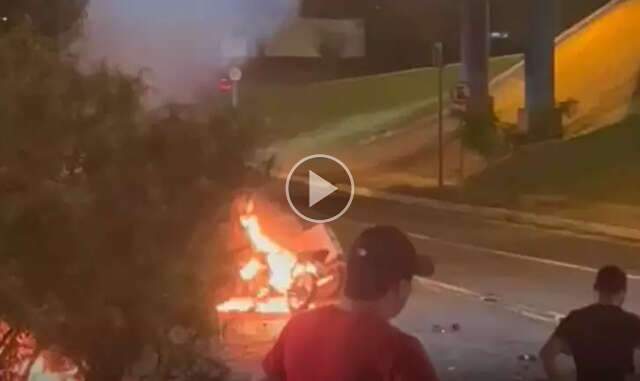 Leitores registram acidente impressionante entre motocicletas na Rua Ceará