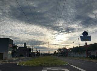 Céu da Capital com algumas nuvens nesta manhã (Foto: Paulo Francis)
