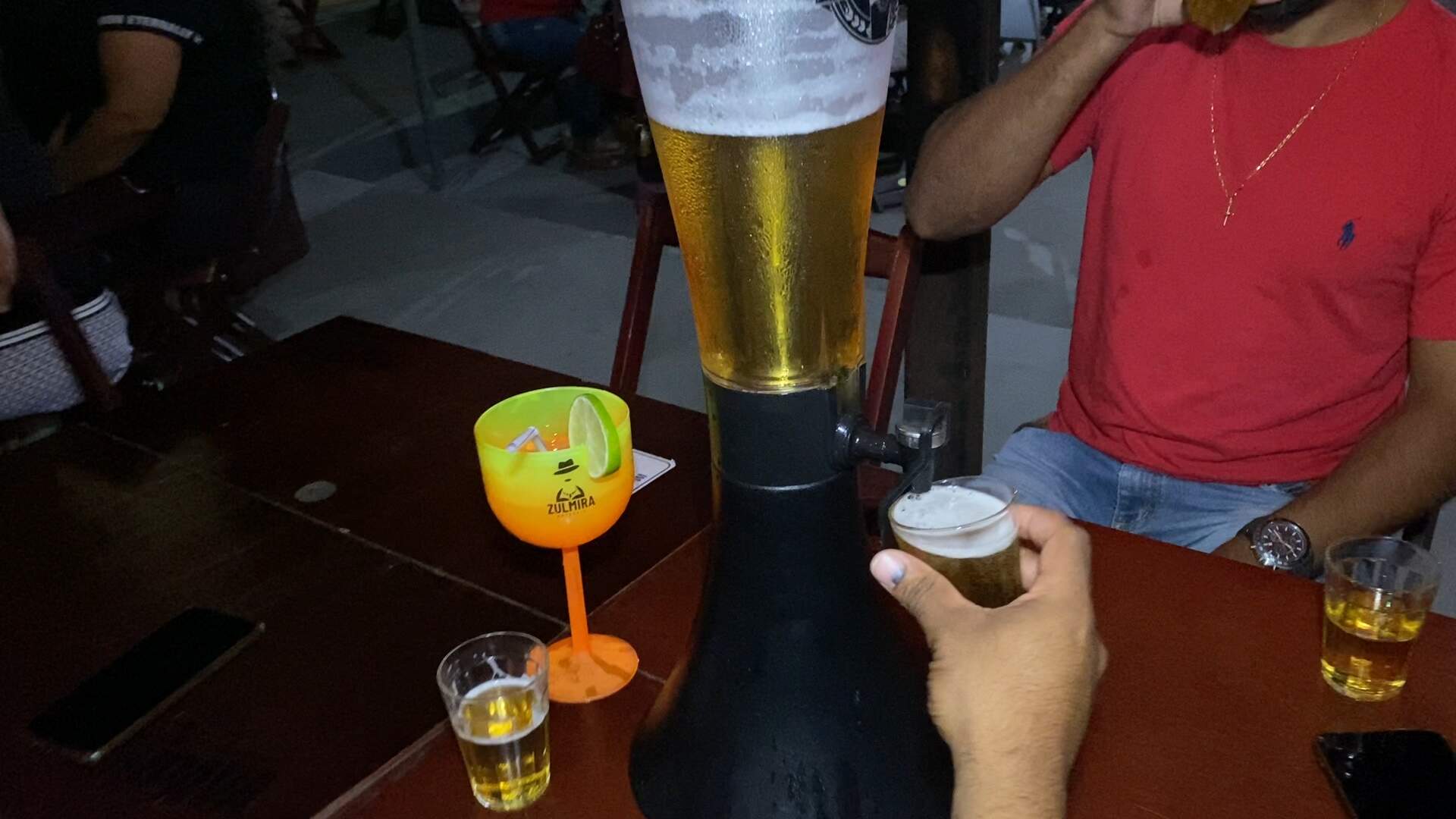 Sensação no Nova Lima, bar dá torre de chope para aniversariante