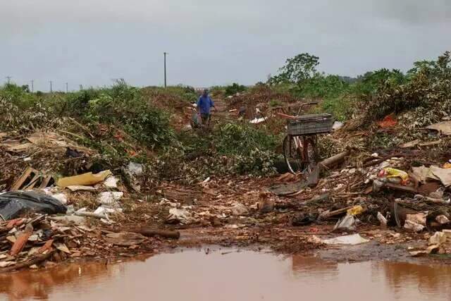 Terrenos sujos s&atilde;o recorrentes nos bairros de 80% dos leitores