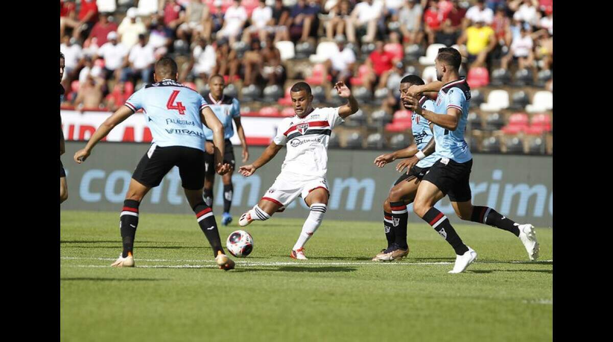 Vila Nova vence o Botafogo-SP por 3 a 1 e fica a três pontos do G4