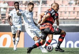 Jogadores do Santos e Ituano disputam bola durante partida de hoje. (Foto: Divulgação)