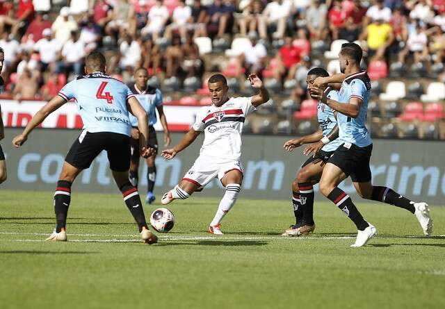 De virada, S&atilde;o Paulo vence Botafogo-SP e se garante nas quartas do Paulist&atilde;o