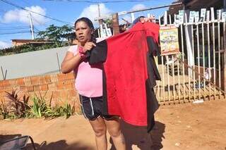 Renata Adorvina de Camargo mostra a camiseta que o filho usava no momento da execução, com as perfurações das balas. (Foto: Paulo Francis)