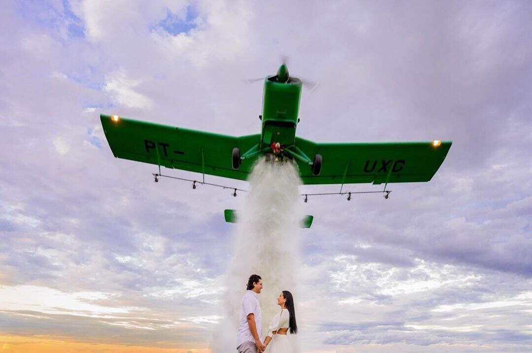 Noivos apostam em rasante de avião para ter ensaio dos sonhos