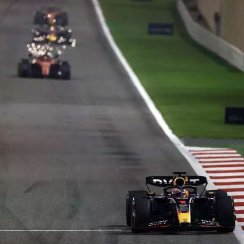 Verstappen vence no Bahrein com quebra de Leclerc e p&oacute;dio de Alonso