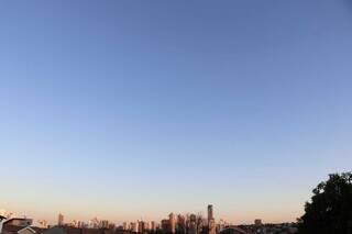 Céu claro nesta manhã em Campo Grande (Foto: Henrique Kawaminami)