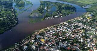 Rio Paraguai transbordou em Porto Murtinho, um dos municipios que decretou emergência. (Foto: Toninho Ruiz)
