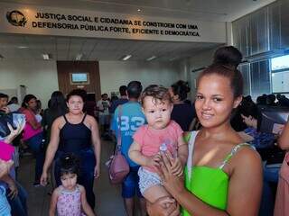Amanda Peixinho e a filha de quase dois anos, na Defensoria Pública de Mato Grosso do Sul (Foto: Caroline Maldonado)