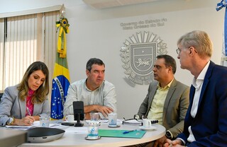 Dir-esq: Ana Carolina Ali Garcia, Eduardo Riedel, Flavio César Mendes de Oliveira e Lauri Luiz Kener, em reunião. (Foto: Bruno Rezende/Governo do Estado)