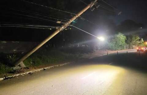 Motorista passa mal, bate o carro e deixa poste suspenso no Ch&aacute;cara Cachoeira