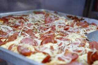 Pizza de calabresa é uma das opções para cliente escolher. (Foto: Alex Machado)