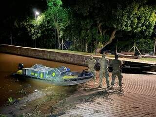 Embarcação apreendida por policiais. (Foto: Divulgação/PF)