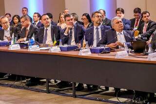 Na mesa de governadores, Eduardo Riedel, no centro, acompanhou a primeira reunião presencialmente, em Brasília (DF). (Foto: Renato Alves/Agência Brasília)