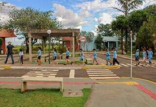 Crianças circulam pela área do projeto, que recria o trânsito de Campo Grande. (Foto: Reprodução/Detran)