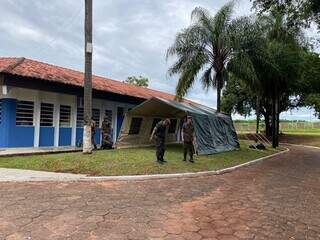 Militares do Exército montam estrutura para atender população (Foto: Divulgação)