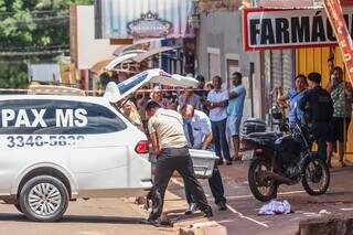 Corpo sendo retirado do local da execução, na Avenida Rachel de Queiroz. (Foto: Henrique Kawaminami)