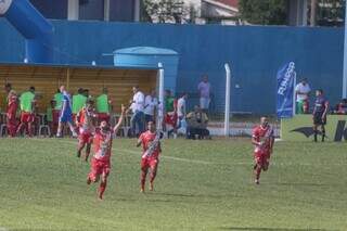 Jogdores do Comercial comemoram gol, mas situação do clube é dramática (Foto: Marcos Maluf)